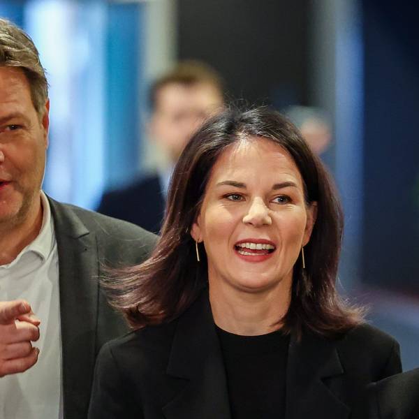 27.02.2024, Sachsen, Leipzig: Robert Habeck (Die Grünen), Bundeswirtschaftsminister, und Annalena Baerbock (Die Grünen), Bundesaußenministerin, kommen zur Klausurtagung der Bundestagsabgeordneten der Grünen. Auf dem dreitägigen Treffen berät die Bundestagsfraktion der Partei unter dem Motto «Zusammen für unsere Demokratie», wie die Demokratie zu stärken, der gesellschaftliche Zusammenhalt zu bewahren und die digitale und ökologische Transformation der Wirtschaft zu gestalten ist. Foto: Jan Woitas/dpa +++ dpa-Bildfunk +++