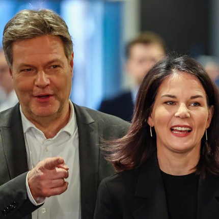 27.02.2024, Sachsen, Leipzig: Robert Habeck (Die Grünen), Bundeswirtschaftsminister, und Annalena Baerbock (Die Grünen), Bundesaußenministerin, kommen zur Klausurtagung der Bundestagsabgeordneten der Grünen. Auf dem dreitägigen Treffen berät die Bundestagsfraktion der Partei unter dem Motto «Zusammen für unsere Demokratie», wie die Demokratie zu stärken, der gesellschaftliche Zusammenhalt zu bewahren und die digitale und ökologische Transformation der Wirtschaft zu gestalten ist. Foto: Jan Woitas/dpa +++ dpa-Bildfunk +++