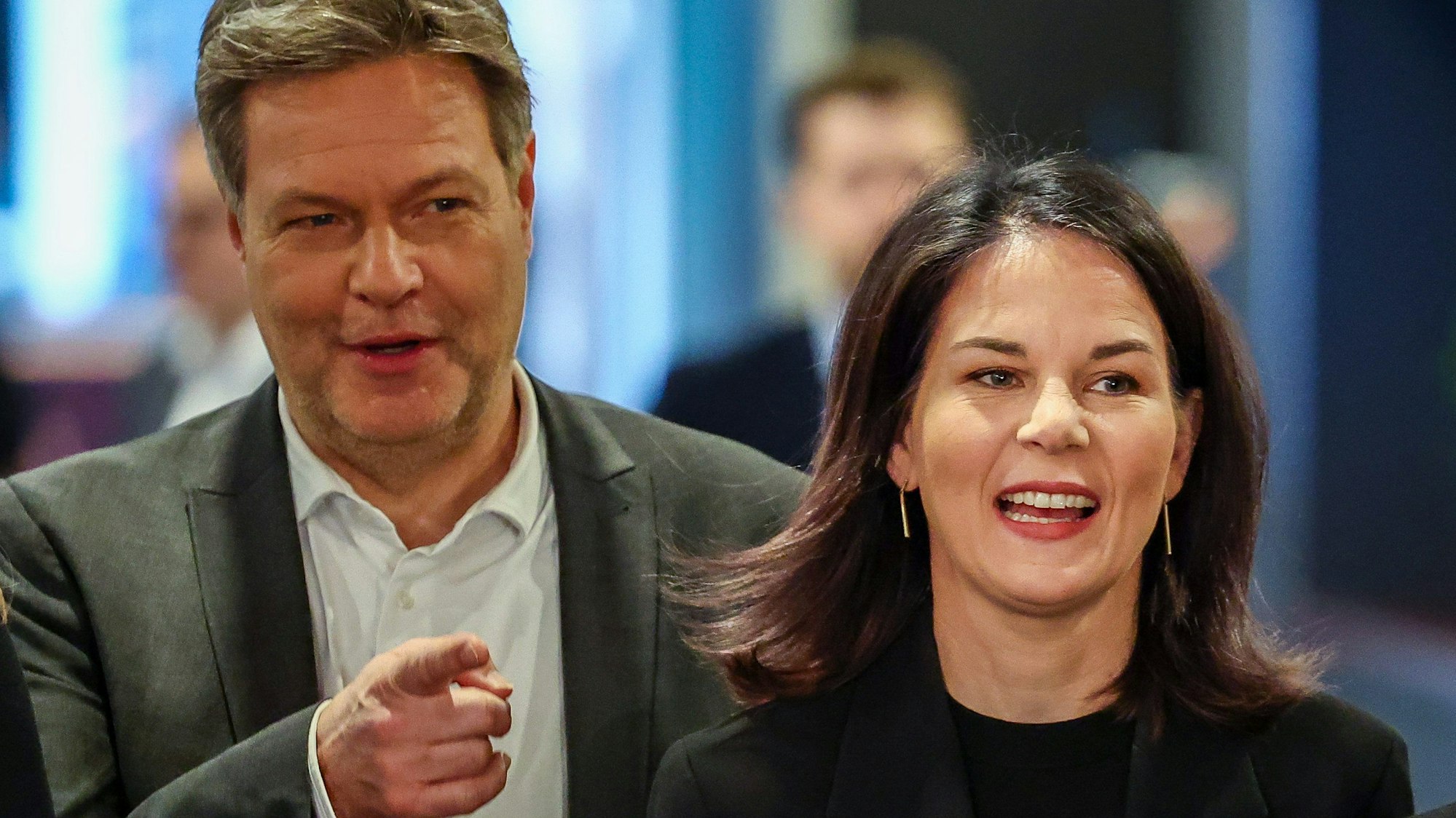 27.02.2024, Sachsen, Leipzig: Robert Habeck (Die Grünen), Bundeswirtschaftsminister, und Annalena Baerbock (Die Grünen), Bundesaußenministerin, kommen zur Klausurtagung der Bundestagsabgeordneten der Grünen. Auf dem dreitägigen Treffen berät die Bundestagsfraktion der Partei unter dem Motto «Zusammen für unsere Demokratie», wie die Demokratie zu stärken, der gesellschaftliche Zusammenhalt zu bewahren und die digitale und ökologische Transformation der Wirtschaft zu gestalten ist. Foto: Jan Woitas/dpa +++ dpa-Bildfunk +++