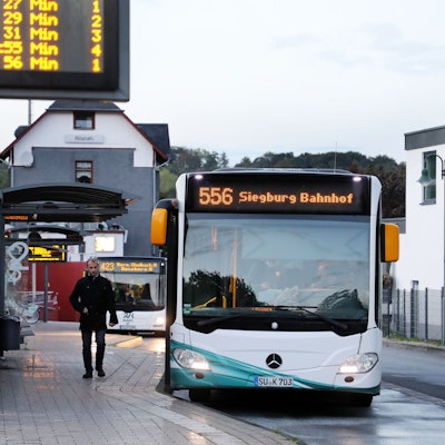 Der Rösrather Bahnhof ist ein Verknüpfungspunkt von Bus und Bahn.