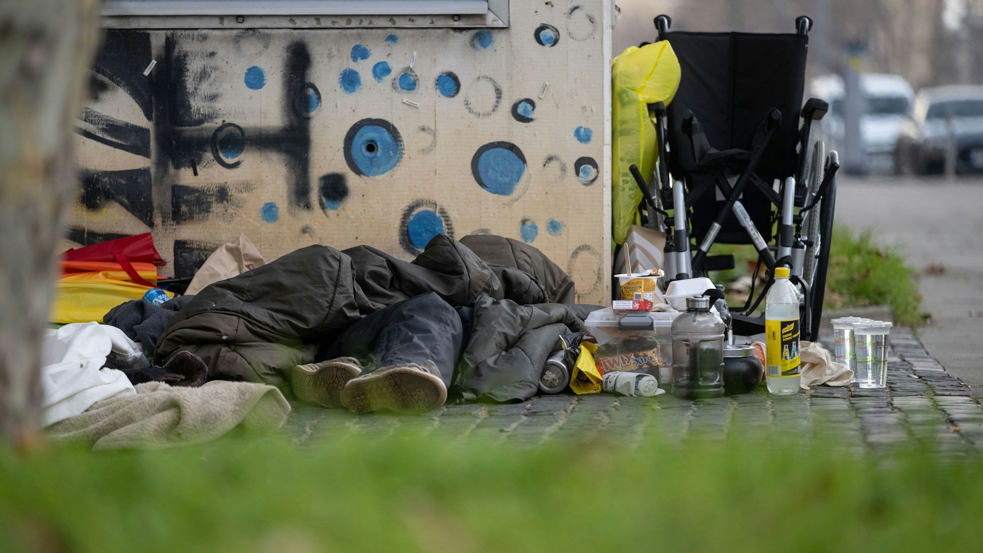 Eine Person liegt in der Innenstadt von Stuttgart unter einem Schlafsack. Die Zahl der Wohnungslosen in Deutschland steigt.