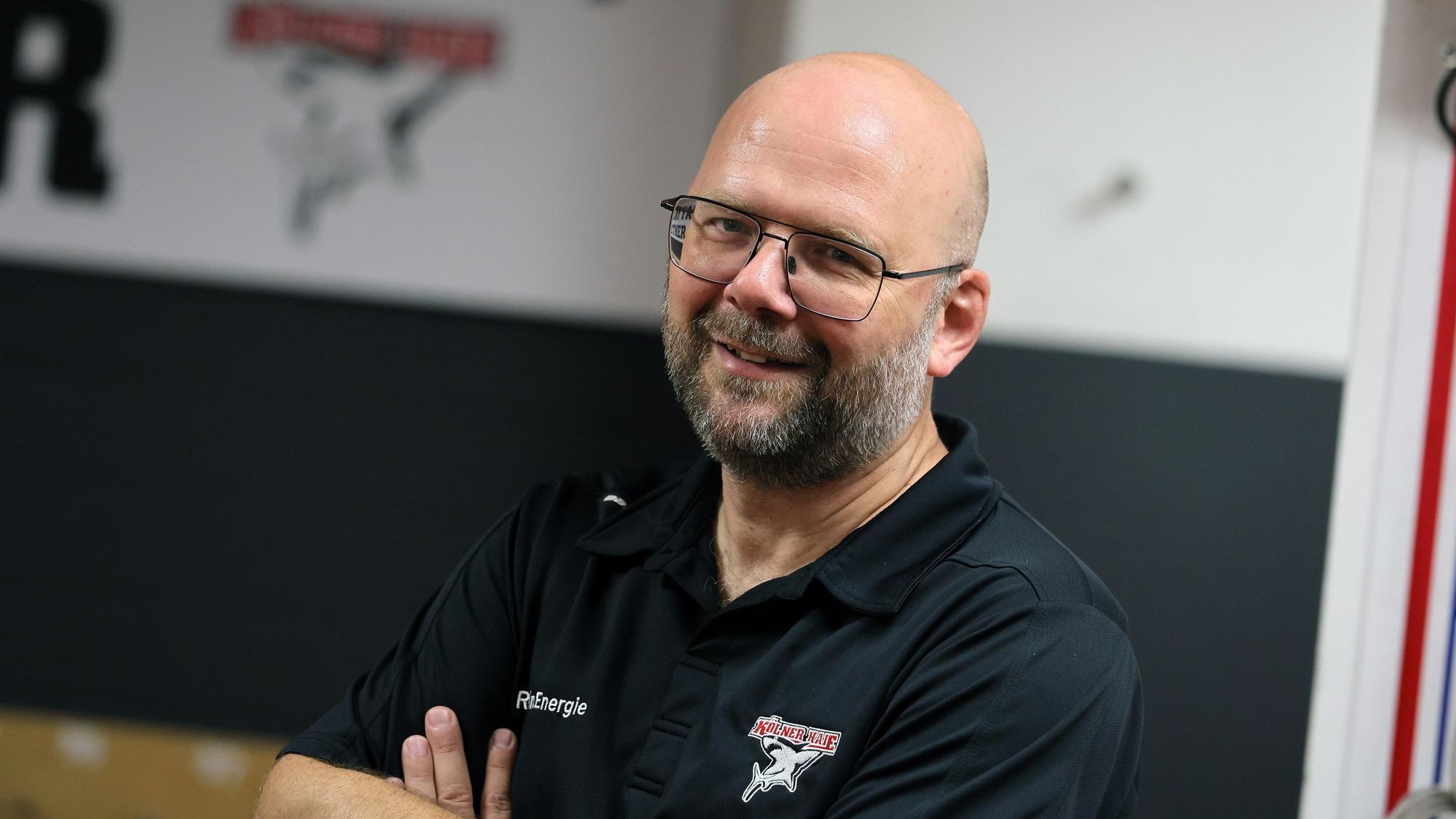 Sieht der neuen Saison in der Deutschen Eishockey Liga zuversichtlich entgegen: Haie-Geschäftsführer Philipp Walter.