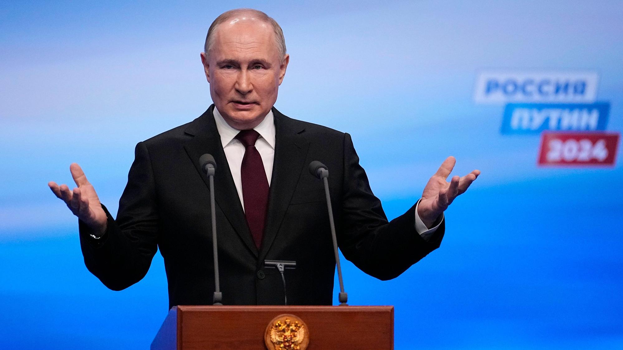 Kremlchef Wladimir Putin spricht bei einem Besuch in seiner Wahlkampfzentrale nach den manipulierten „Wahlen“ in Russland. (Archivbild)