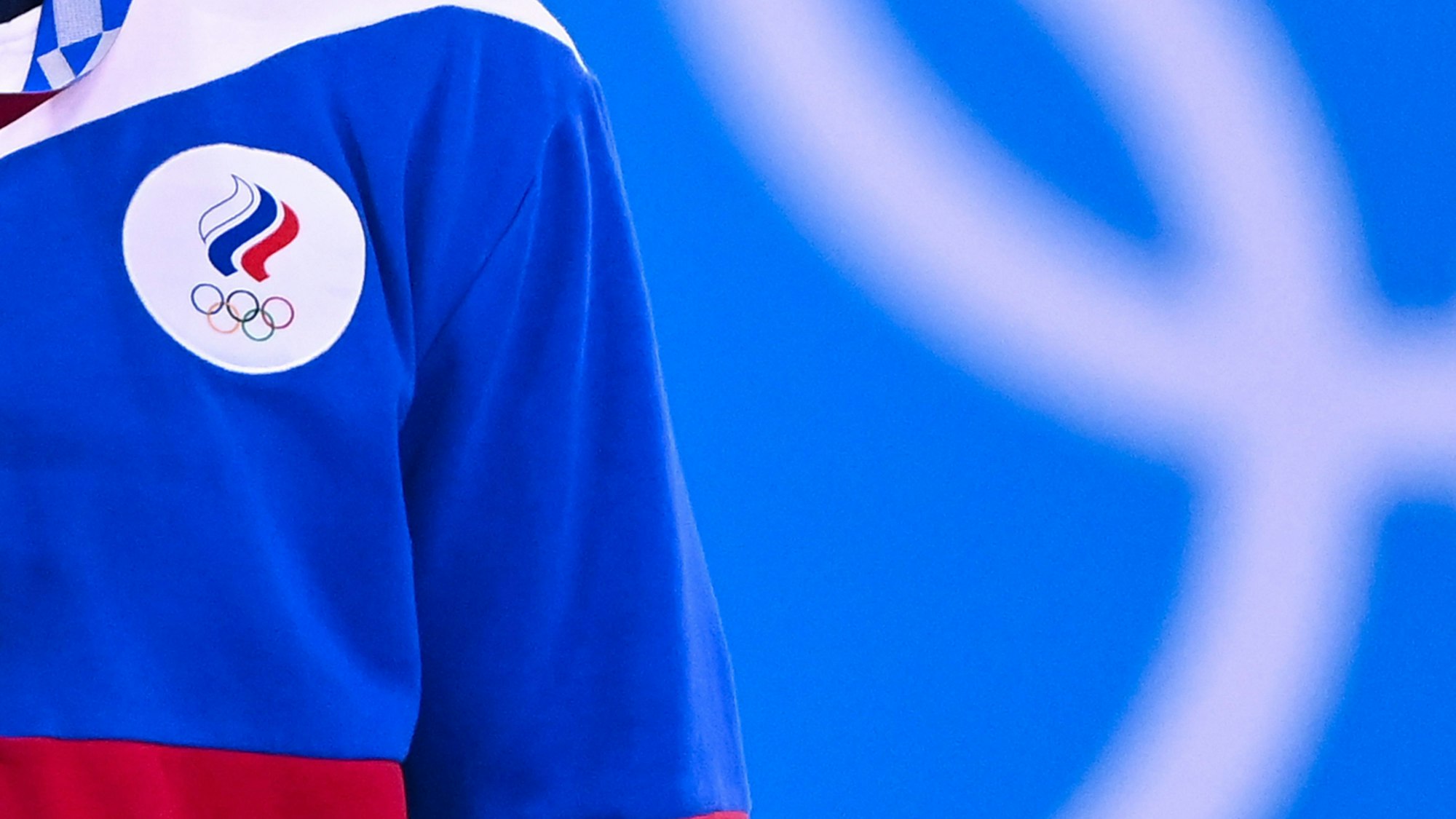 ARCHIV - 03.08.2021, Japan, Tokio: Turnen: Olympia, Reck, Männer, Finale im Ariake Gymnastics Centre. Nikita Nagornyy vom russischen olympischen Komitee (ROC) mit Bronzemedaille bei der Siegerehrung. Die Flagge des Russischen Olympischen Komitees weht im Stadion. Russische und belarussische Sportler dürfen nicht an der Eröffnungsfeier der Olympischen Spiele in Paris teilnehmen. (zu dpa: «IOC schließt Russen von Olympia-Athletenparade aus») Foto: Marijan Murat/dpa +++ dpa-Bildfunk +++