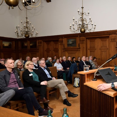 Rednerin Diana Rechid steht am Rednerpult im Ratsaal des Rathauses Bergisch Gladbach. Sie spricht  zum Integrierten Klimaschutzkonzept.