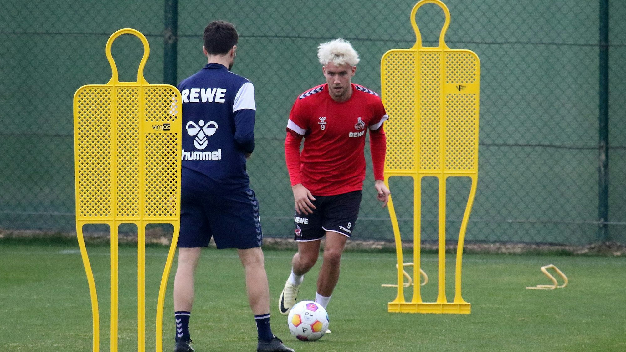 Harte Arbeit für ein möglichst schnelles Comeback: Luca Waldschmidt (r.) schuftet in Algorfa mit Reha-Coach Leif Frach.
