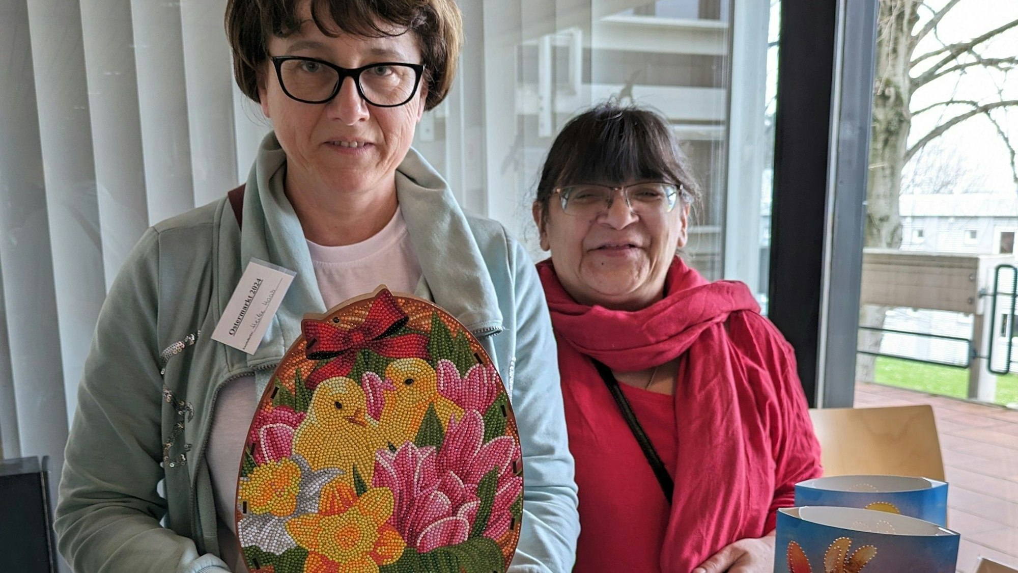 Österlich bunt ging es am Stand von Heike Haas (links) und Friederike Werz zu.