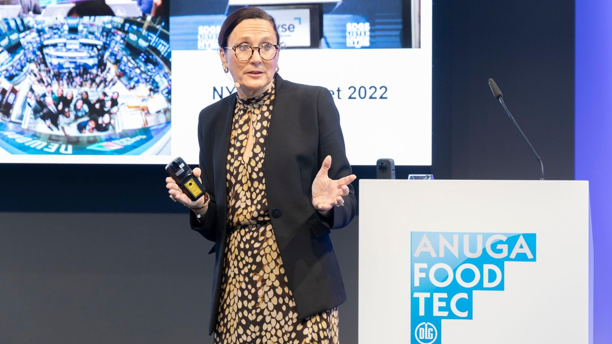 Sandrine Dixson-Declève hält die Eröffnungsrede bei der Anuga FoodTec 2024.