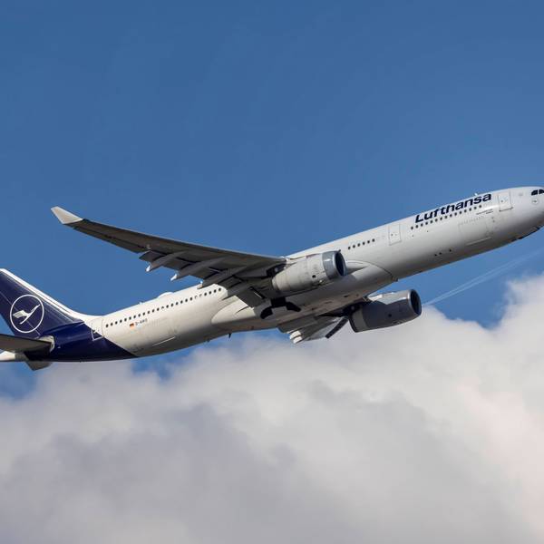Ein Airbus A330 der deutschen Fluggesellschaft Lufthansa fliegt durch eine Wolke kurz nach dem Start. (Symbolbild)