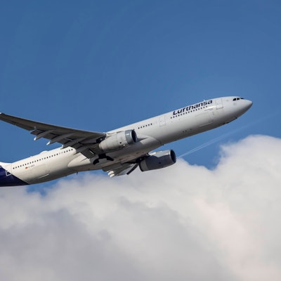 Ein Airbus A330 der deutschen Fluggesellschaft Lufthansa fliegt durch eine Wolke kurz nach dem Start. (Symbolbild)