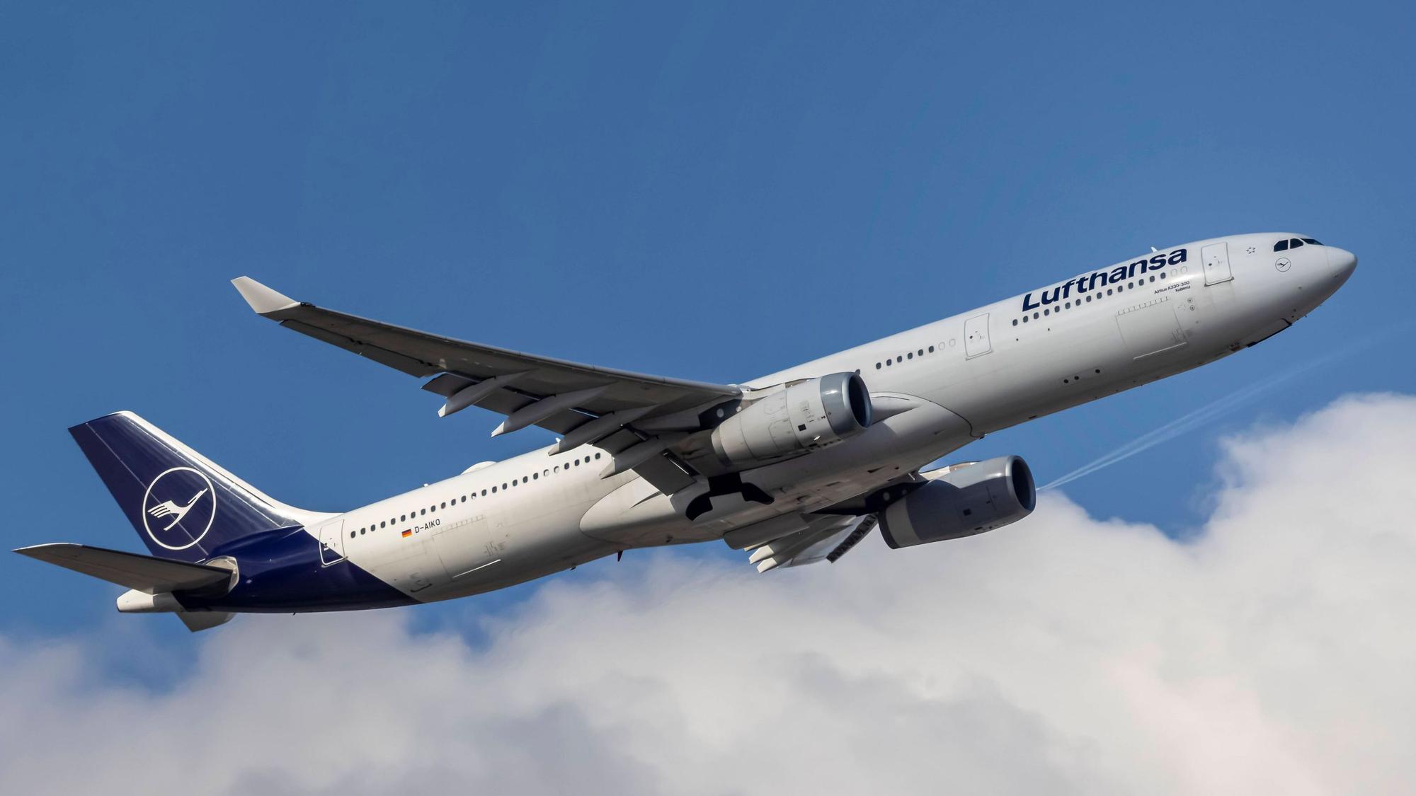 Ein Airbus A330 der deutschen Fluggesellschaft Lufthansa fliegt durch eine Wolke kurz nach dem Start. (Symbolbild)