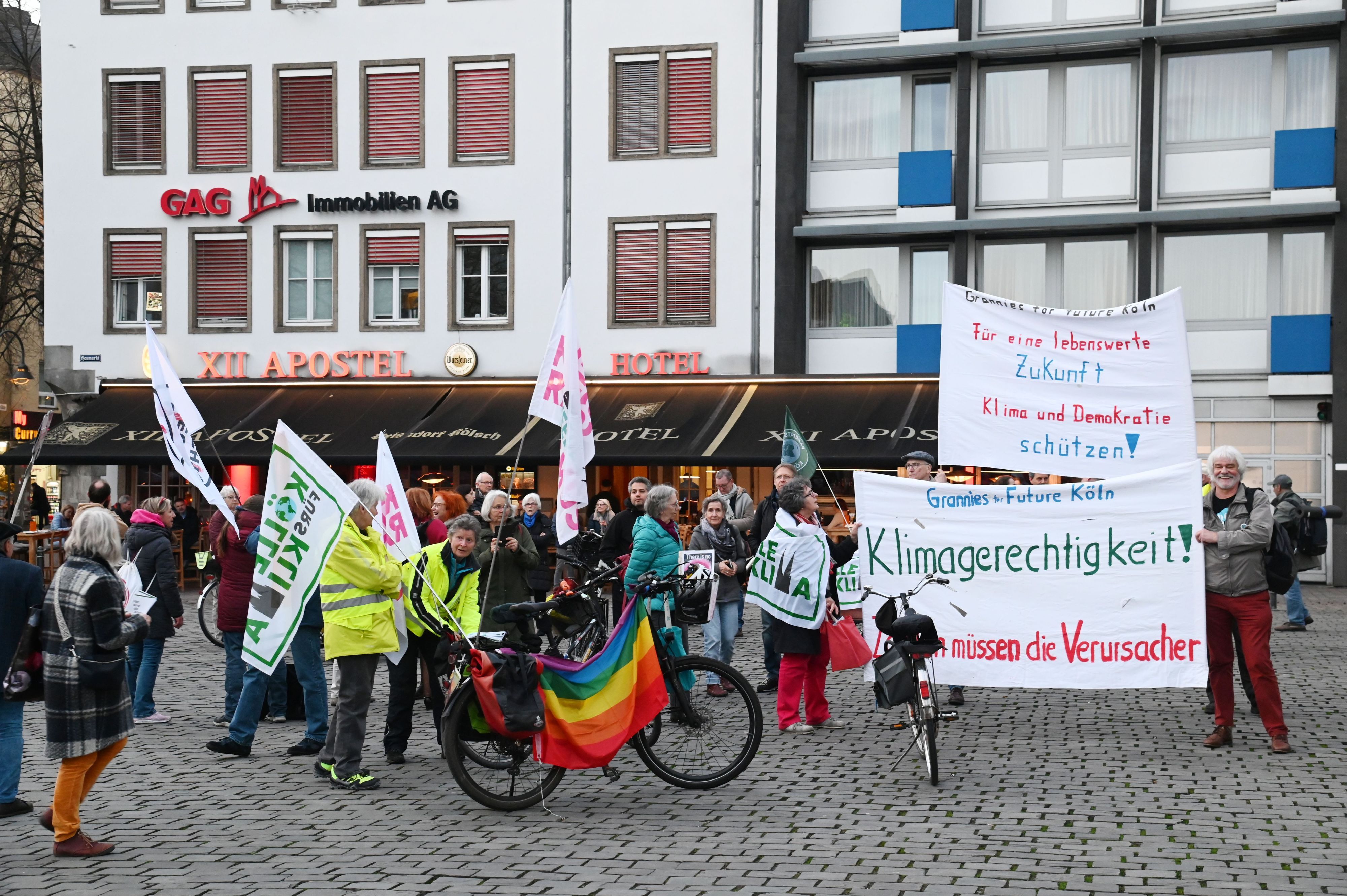 18.03.2024 Köln. Mahnwache von Kölner Gruppen (u.A. Parents for Future Köln, Grannies for Future Köln und Christians for Future Köln) für Demokratie und Klimaschutz am Heumarkt. Foto: Alexander Schwaiger