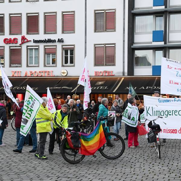 18.03.2024 Köln. Mahnwache von Kölner Gruppen (u.A. Parents for Future Köln, Grannies for Future Köln und Christians for Future Köln) für Demokratie und Klimaschutz am Heumarkt. Foto: Alexander Schwaiger