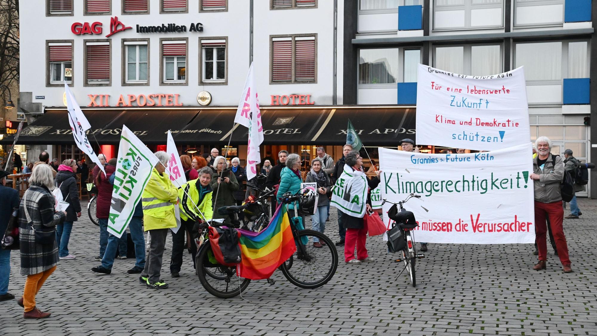 18.03.2024 Köln. Mahnwache von Kölner Gruppen (u.A. Parents for Future Köln, Grannies for Future Köln und Christians for Future Köln) für Demokratie und Klimaschutz am Heumarkt. Foto: Alexander Schwaiger