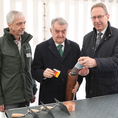Oberbergs Landrat Jochen Hagt (r.), NRW-Innenminister Herbert Reul (M.) und Projektmanager Joachim Heda (l.) mit der Zeitkapsel.