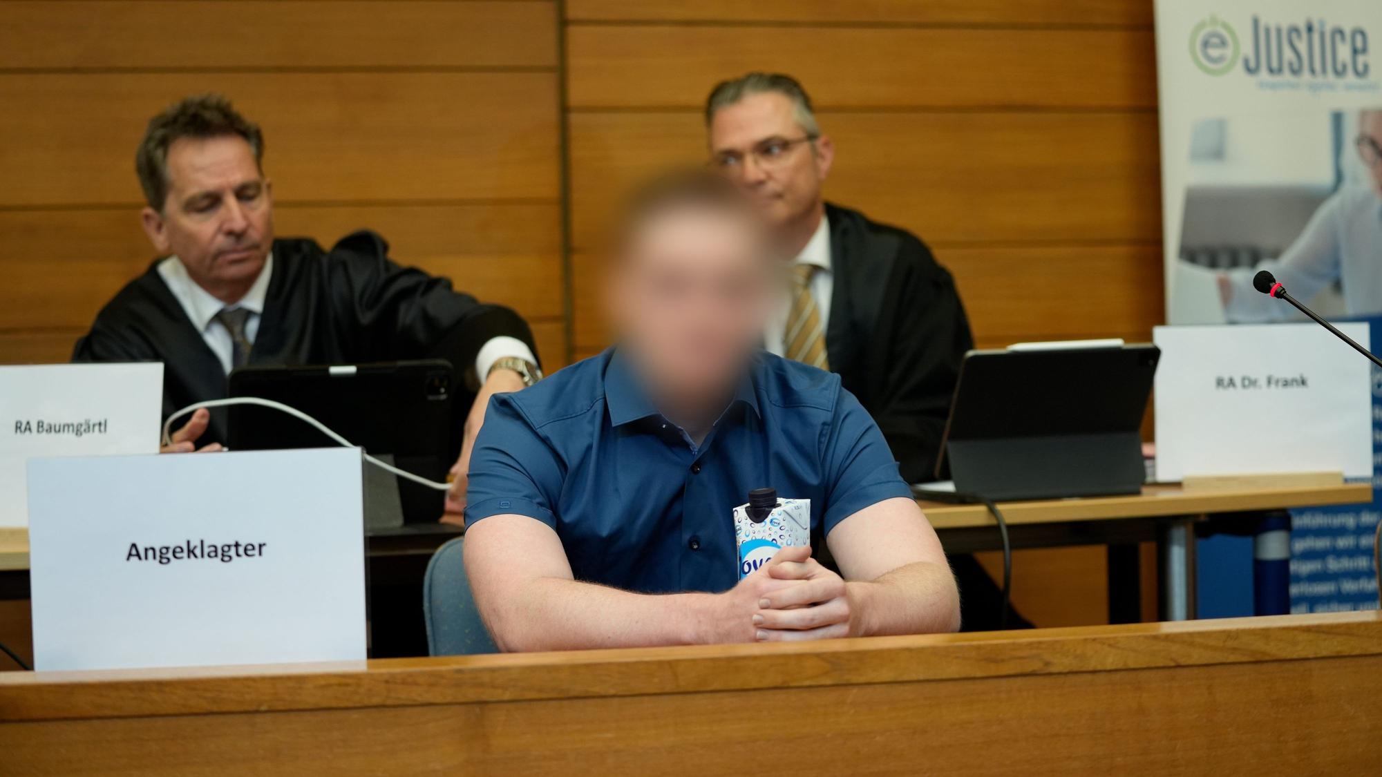 Der Angeklagte im Prozess um die getötete Studentin Hanna auf der Bank im Landgericht Traunstein. (Archivbild)