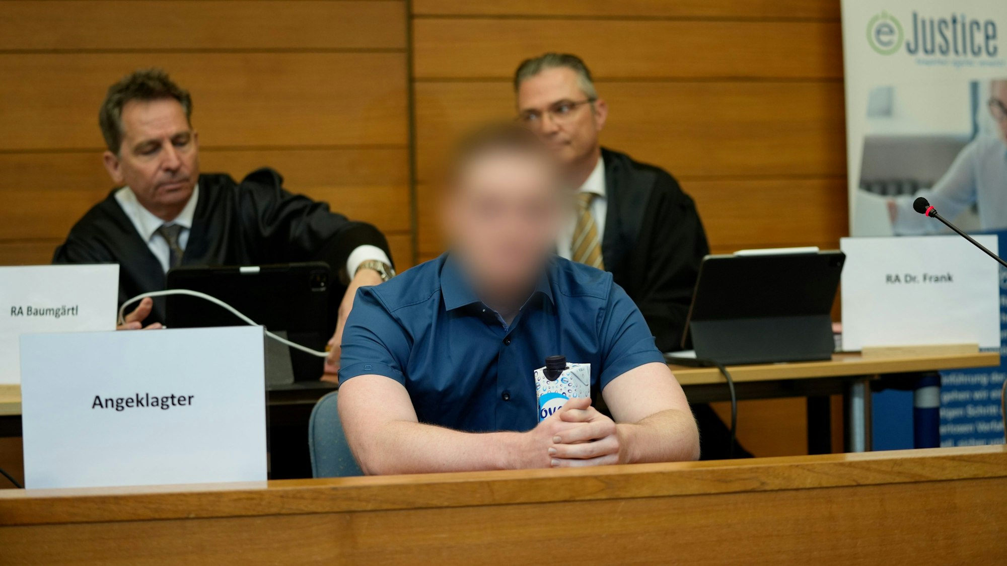 Der Angeklagte im Prozess um die getötete Studentin Hanna auf der Bank im Landgericht Traunstein. (Archivbild)