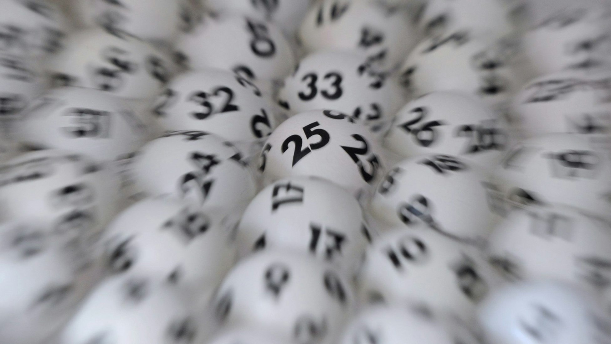 Lottokugeln liegen am 15.03.2011 in der Zentrale von Lotto Hessen in Wiesbaden in einem Ziehungsgerät.