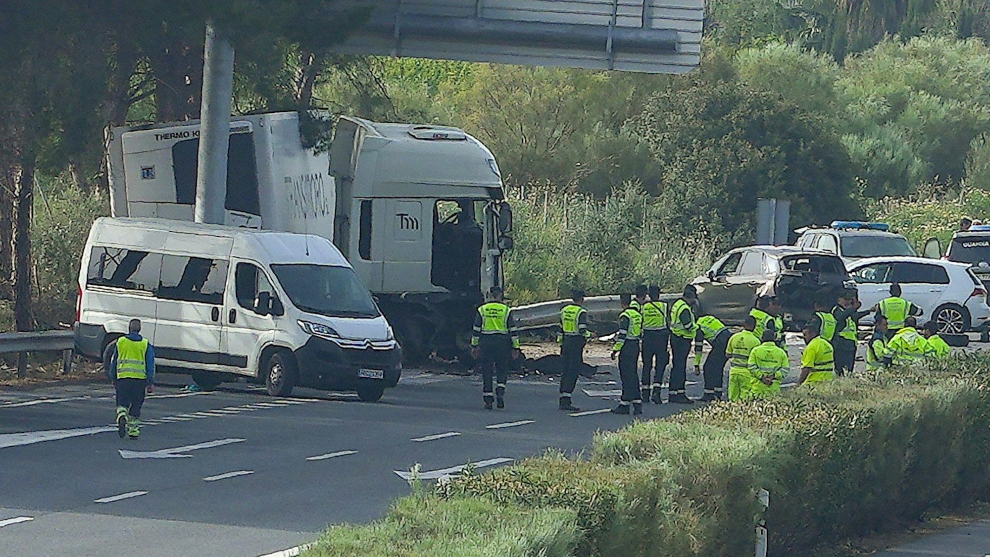 dpatopbilder - 19.03.2024, Spanien, Sevilla: Rettungskräfte arbeiten an der Unfallstelle auf der Autobahn AP-4 unweit von Sevilla im Süden des Landes. Sechs Menschen wurden bei einer Verkehrskontrolle von einem Lkw überfahren und getötet. (Bestmögliche Qualität) Foto: Francisco J. Olmo/Europapress/dpa +++ dpa-Bildfunk +++