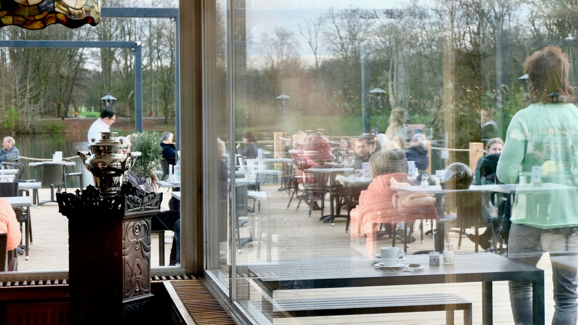 Blick aus dem Haus am See auf die neue Terrasse des Hauses am Decksteiner Weiher in Köln-Lindenthal.