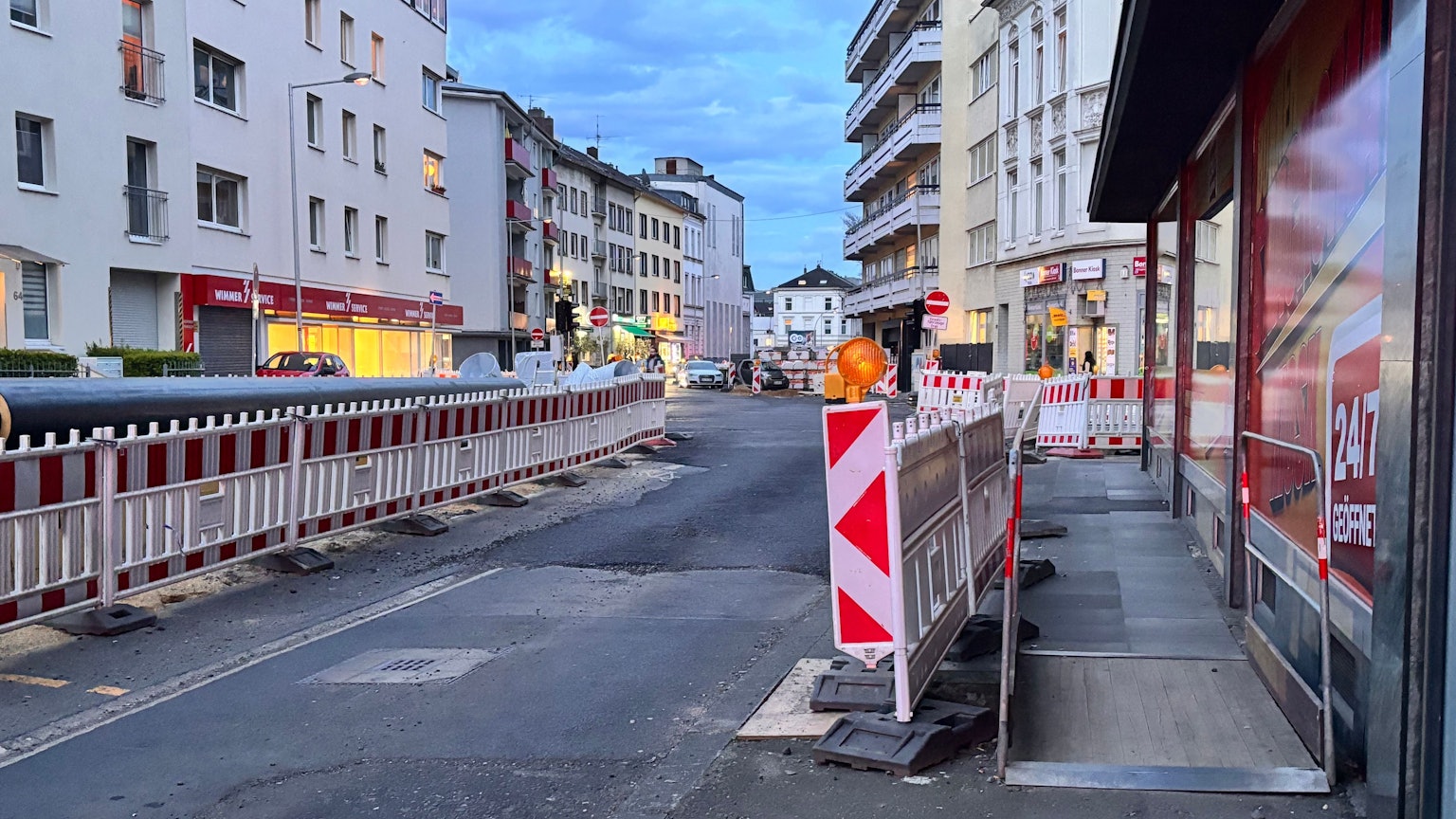 Die Fahrbahn an der Bornheimer Straße in Bonn ist offenbar abgesackt. Hier ist ein Ausschnitt der regulären Baustelle an der Bornheimer Straße zu sehen.