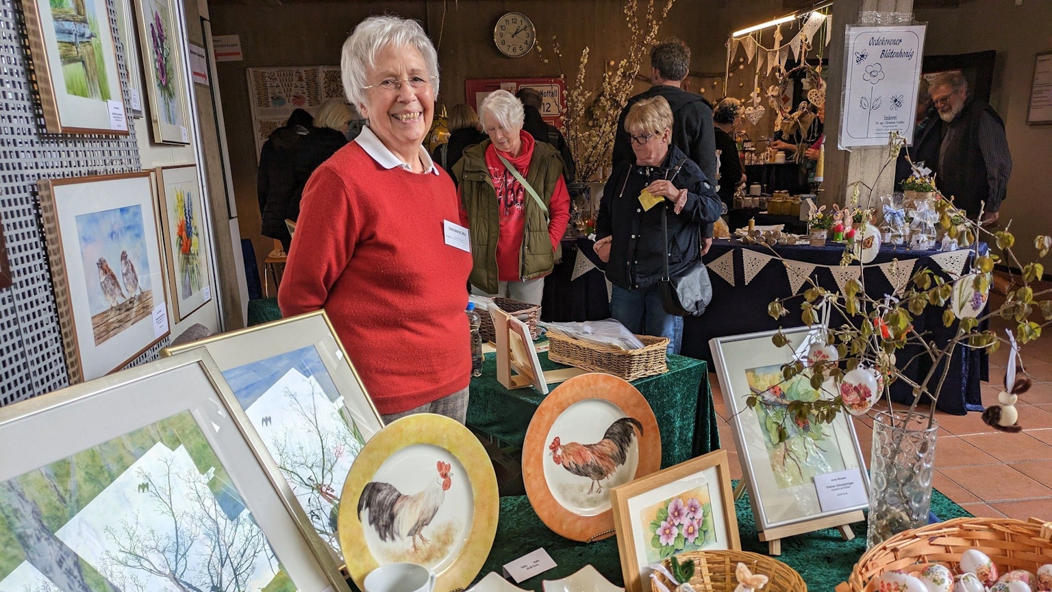 Am Stand von Anneliese Wodack gab es Porzellan-Osterteller und vieles mehr.
