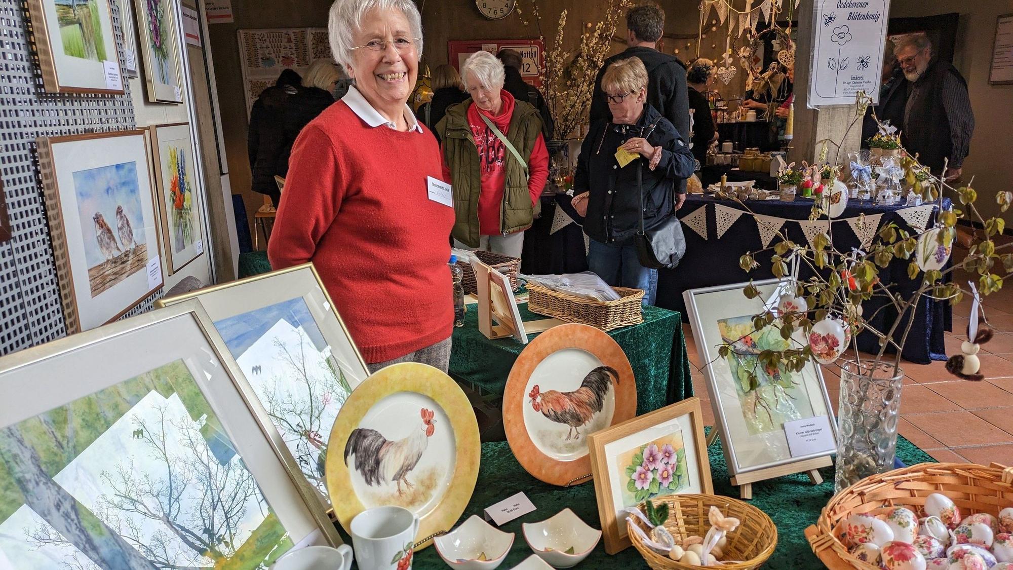 Am Stand von Anneliese Wodack gab es Porzellan-Osterteller und vieles mehr.