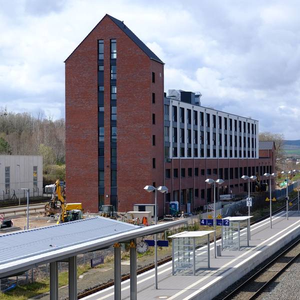 Das multifunktionale Gebäude am Mechernicher Bahnhof. Der ehemalige RWZ-Siloturm wurde in den Bau integriert.
