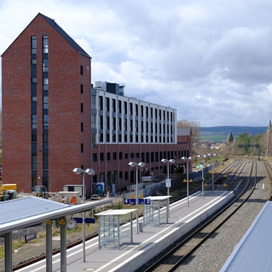 Das multifunktionale Gebäude am Mechernicher Bahnhof. Der ehemalige RWZ-Siloturm wurde in den Bau integriert.