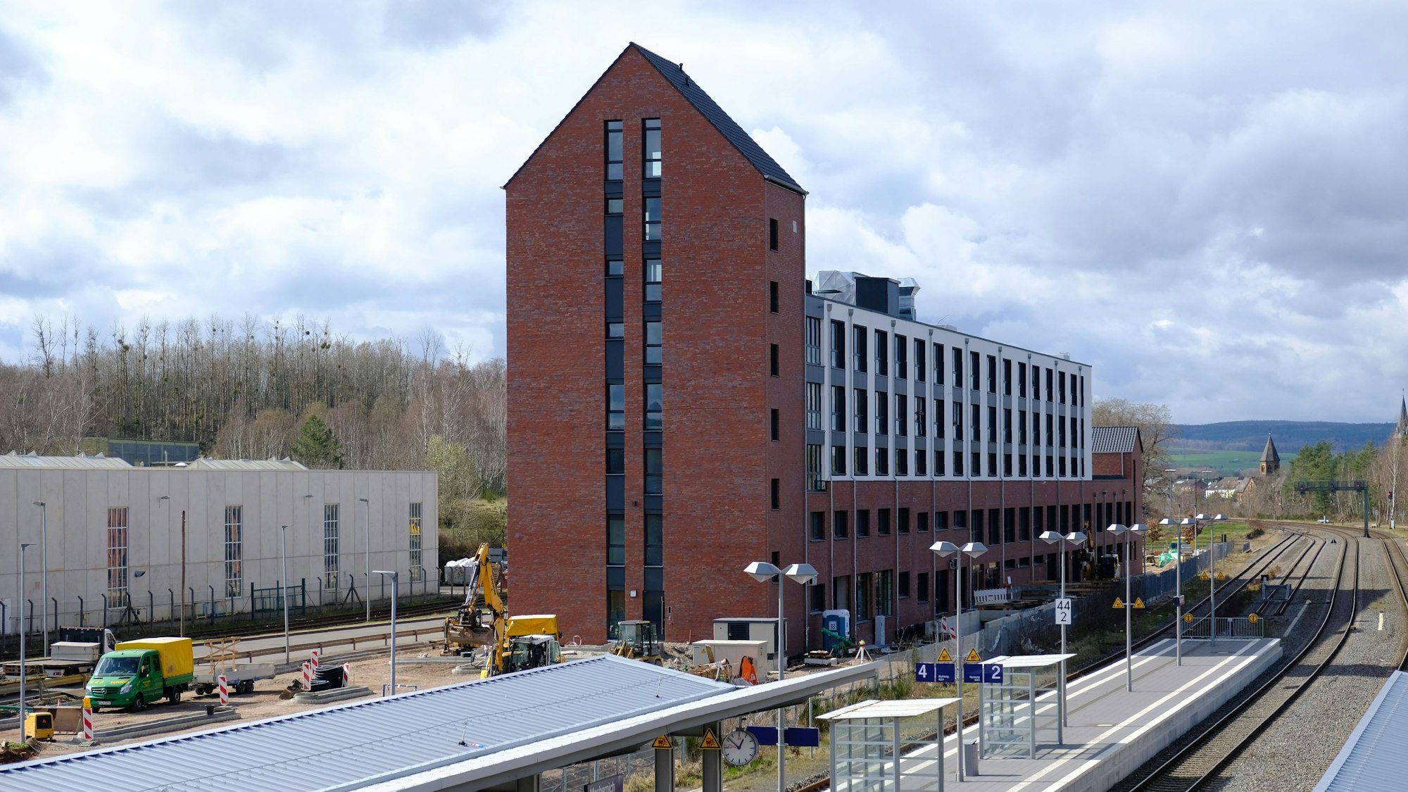 Das multifunktionale Gebäude am Mechernicher Bahnhof. Der ehemalige RWZ-Siloturm wurde in den Bau integriert.