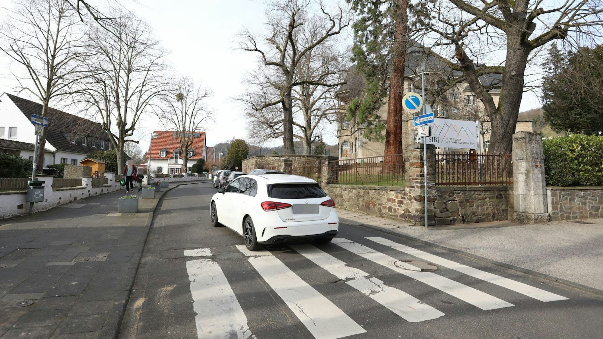 Ein weißes Auto fährt in Bad Honnef auf der Rommersdorfer Straße.