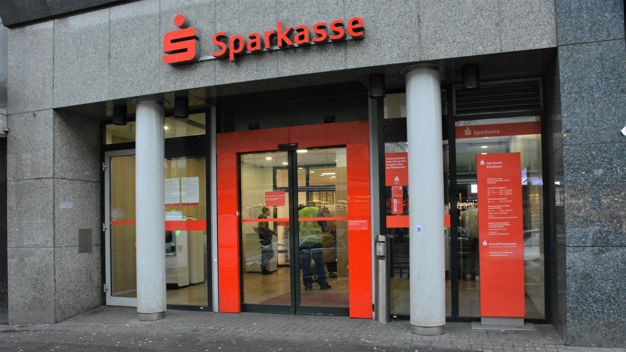 Der Eingang der Sparkassenfiliale an der Kalker Hauptstraße.