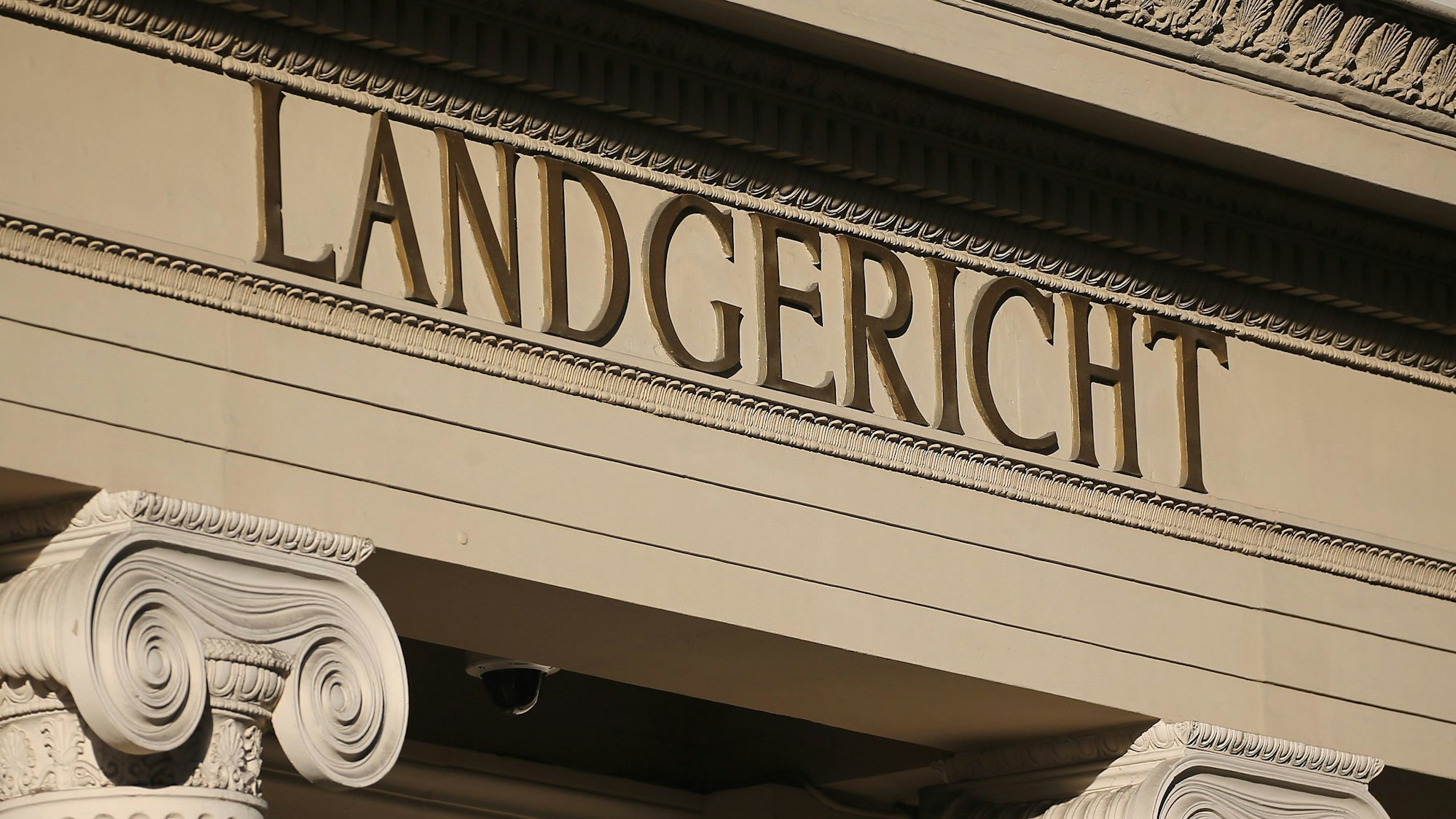 Das Eingangsportal des Bonner Landgerichts