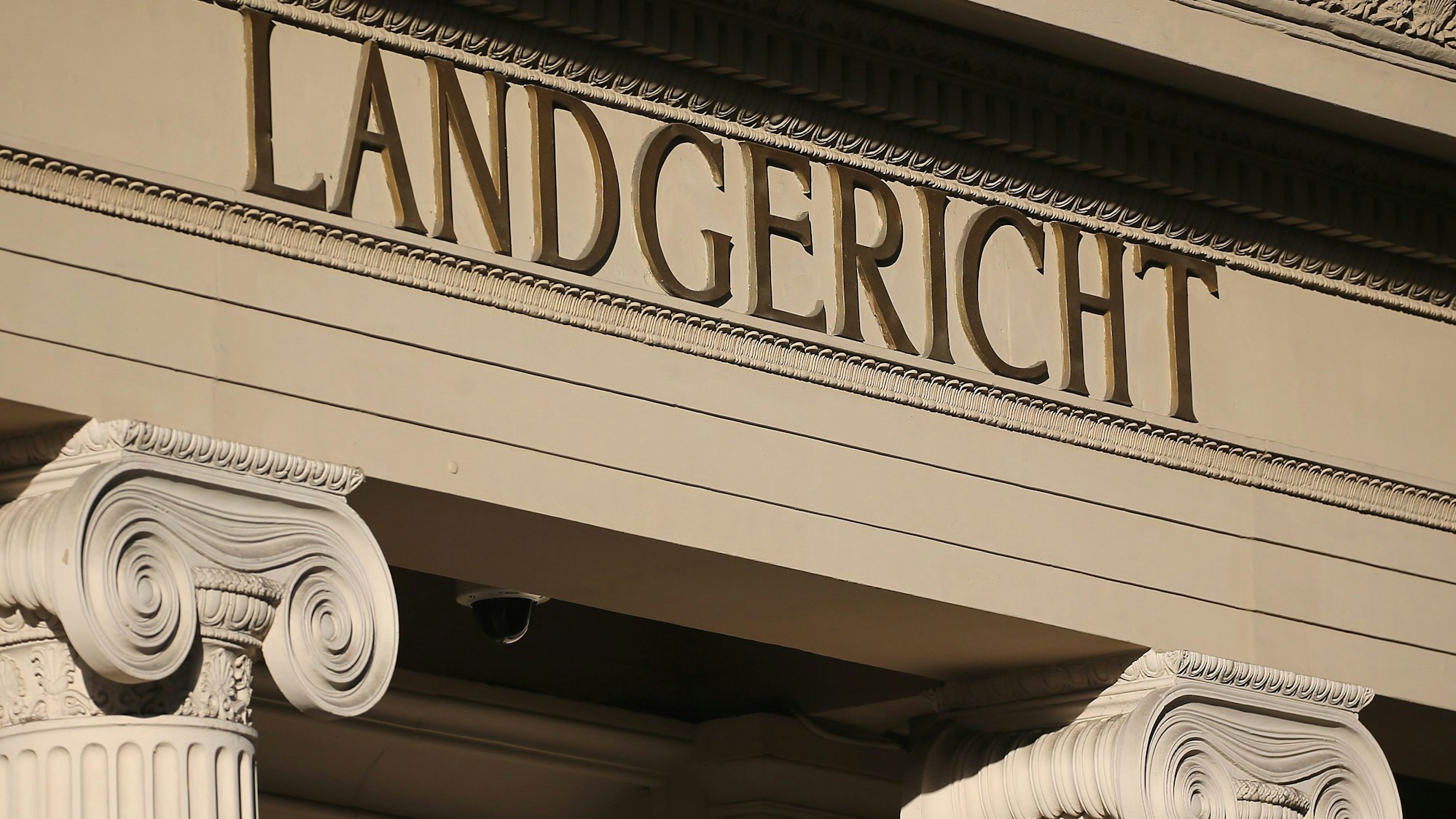 Vor dem Landgericht in Bonn muss sich ein heute 56-Jähriger verantworten. Als Lehrer an einer Schule im Süden Oberbergs soll sich der Mann insgesamt 15-mal an minderjährigen Jungen vergriffen haben. Unser Foto zeigt das Eingangsportal des Gerichts.