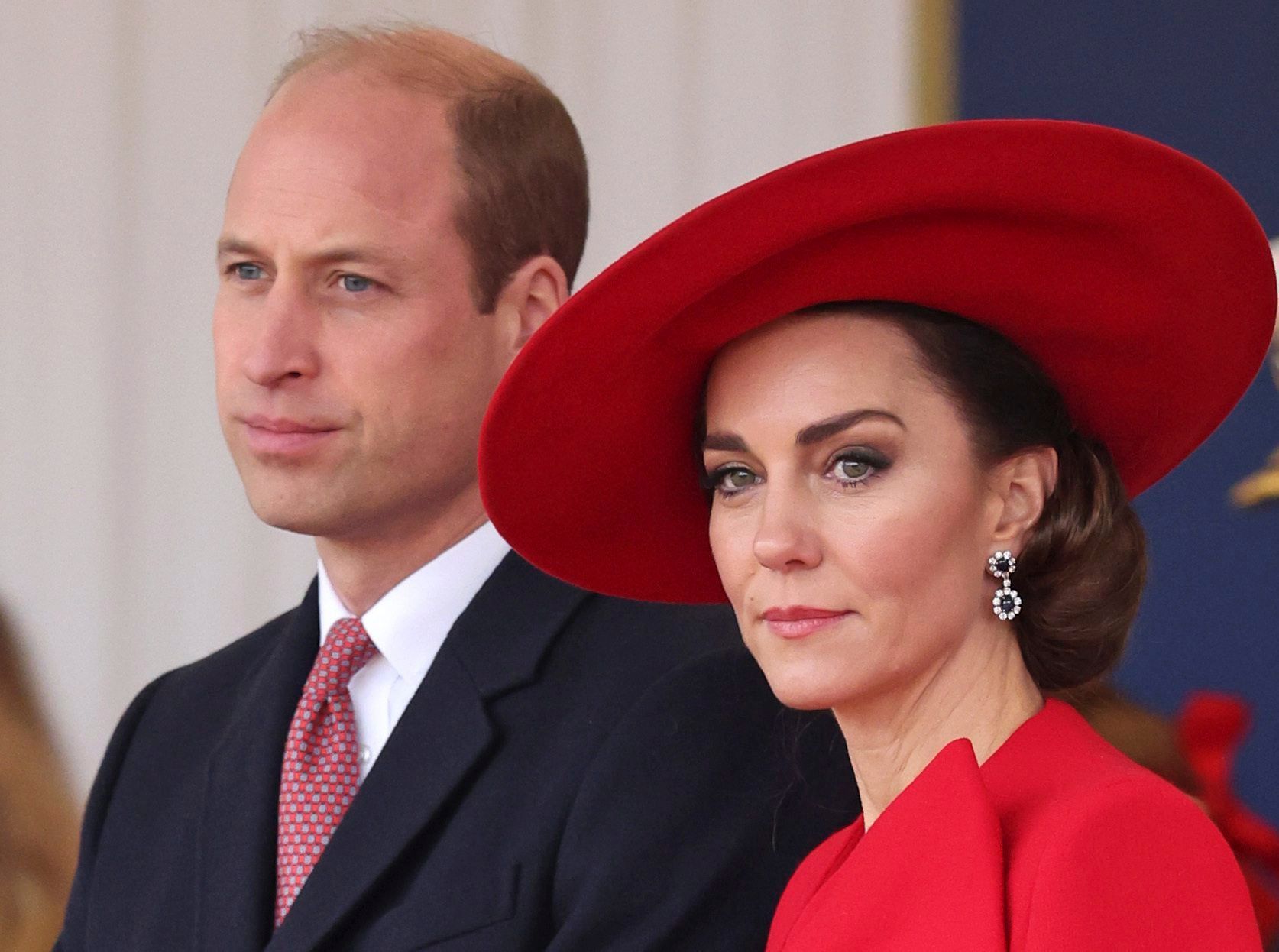 Kate, Prinzessin von Wales, und William, Prinz von Wales, machen keine leichten Zeiten durch. Wie es Kate geht, weiß öffentlich niemand, weil sich das Königshaus nicht eindeutig dazu äußert. Wilde Spekulationen sind die Folge.