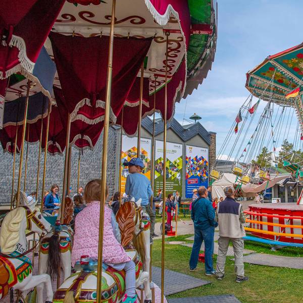 Zwei historische Kinderkarussells drehen sich beim „Jahrmarkt anno dazumal“ im LVR-Freilichtmuseum Kommern.