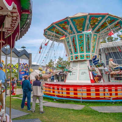 Zwei historische Kinderkarussells drehen sich beim „Jahrmarkt anno dazumal“ im LVR-Freilichtmuseum Kommern.