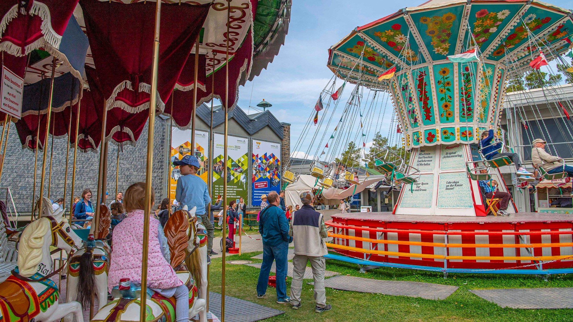 Zwei historische Kinderkarussells drehen sich beim „Jahrmarkt anno dazumal“ im LVR-Freilichtmuseum Kommern.