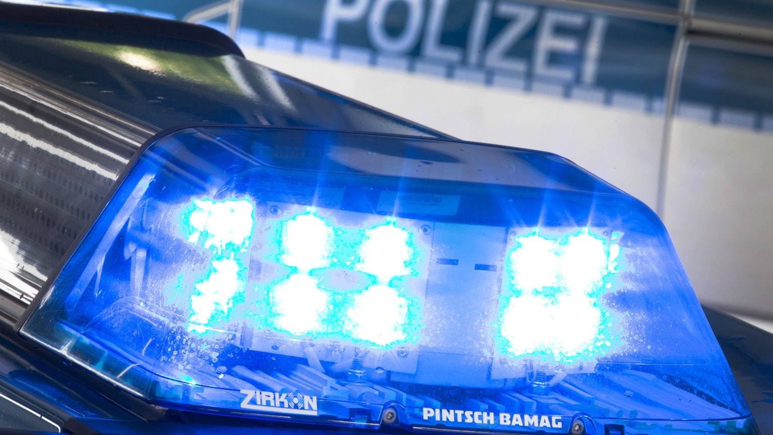 Ein Blaulicht auf dem Dach eines Polizeiwagens.