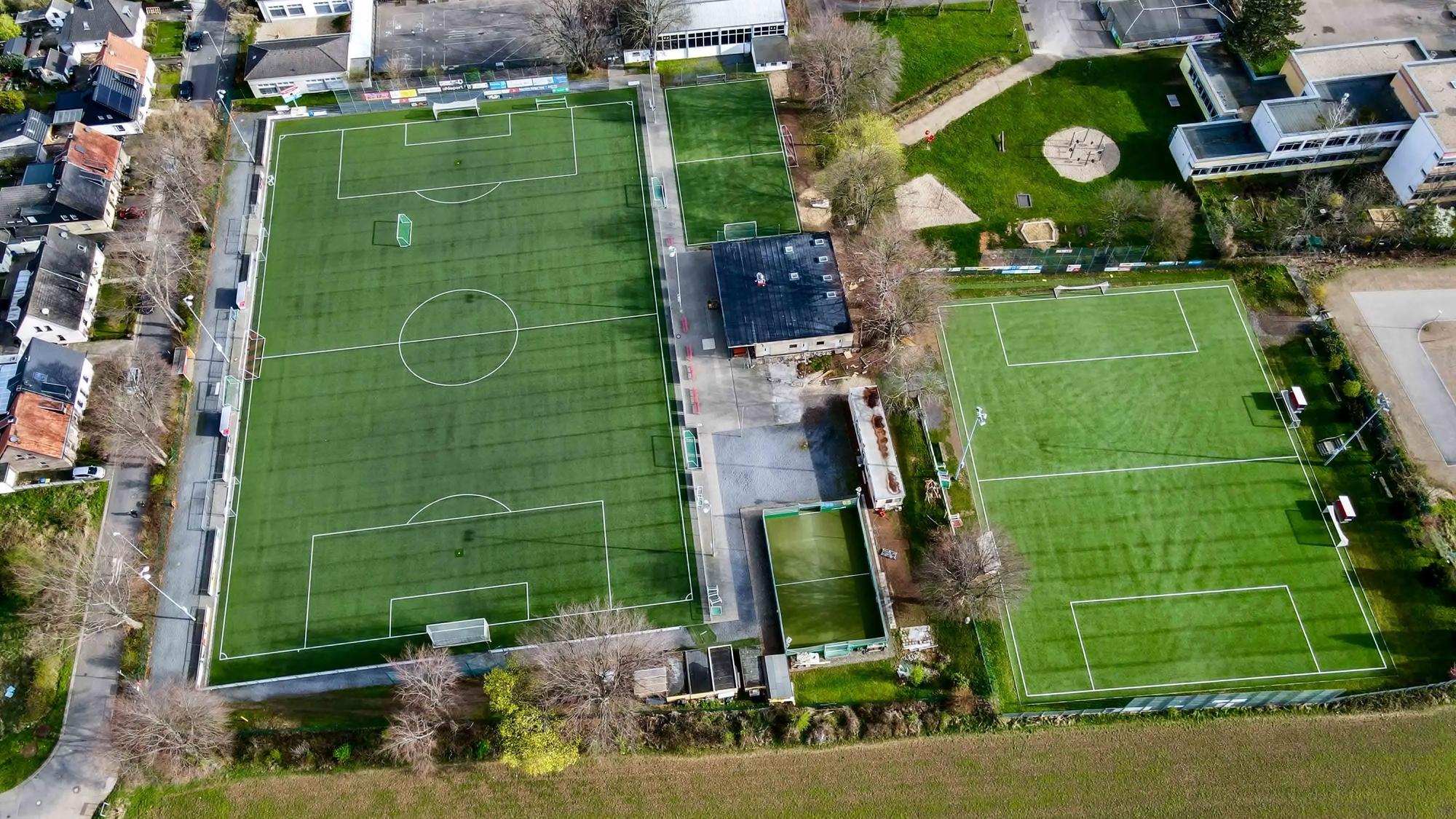 Die Sportanlage in Kuchenheim aus der Vogelperspektive.