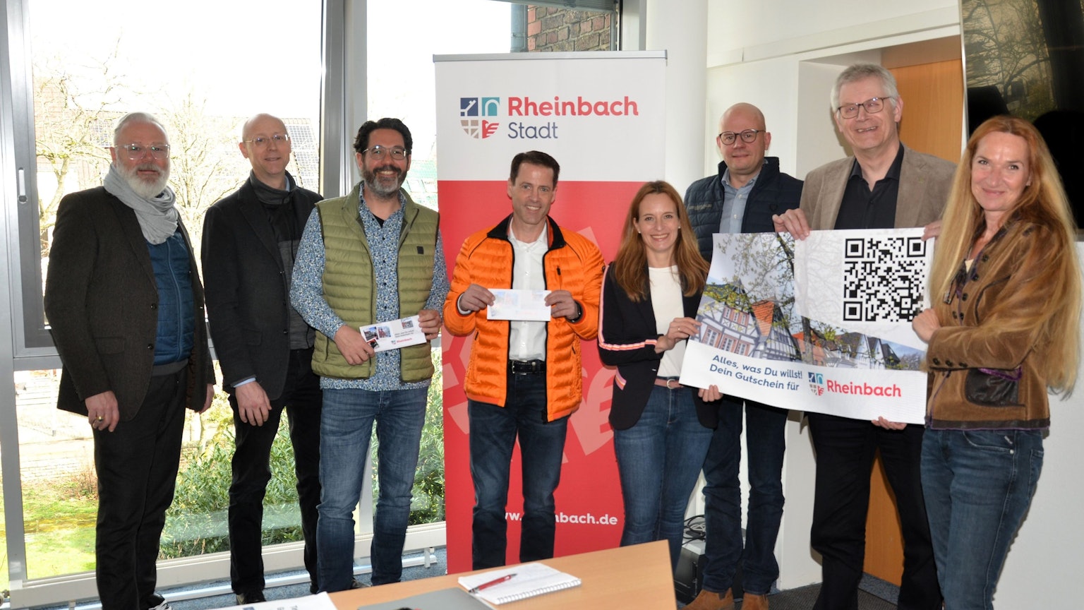 Die Akteure v.l. Thomas Spitz (Stadt Rheinbach), Dr. Joachim Rasch (Wfeg), Oliver Wolf (Vorsitzender Gewerbeverein), Christian Tenzer (2.Vorsitzender Gewerbeverein), Daniela Hoffmann (1.Beigeordnete Stadt Rheinbach), Christoph Hickisch (Schriftführer Gewerbeverein Rheinbach), Bürgermeister Ludger Banken, Ramona Mignon (Citymanagerin)