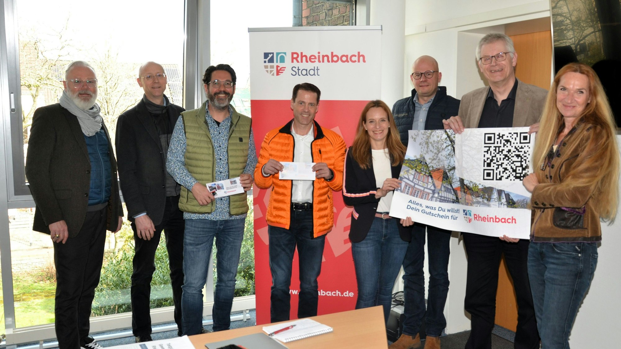 Die Akteure v.l. Thomas Spitz (Stadt Rheinbach), Dr. Joachim Rasch (Wfeg), Oliver Wolf (Vorsitzender Gewerbeverein), Christian Tenzer (2.Vorsitzender Gewerbeverein), Daniela Hoffmann (1.Beigeordnete Stadt Rheinbach), Christoph Hickisch (Schriftführer Gewerbeverein Rheinbach), Bürgermeister Ludger Banken, Ramona Mignon (Citymanagerin)