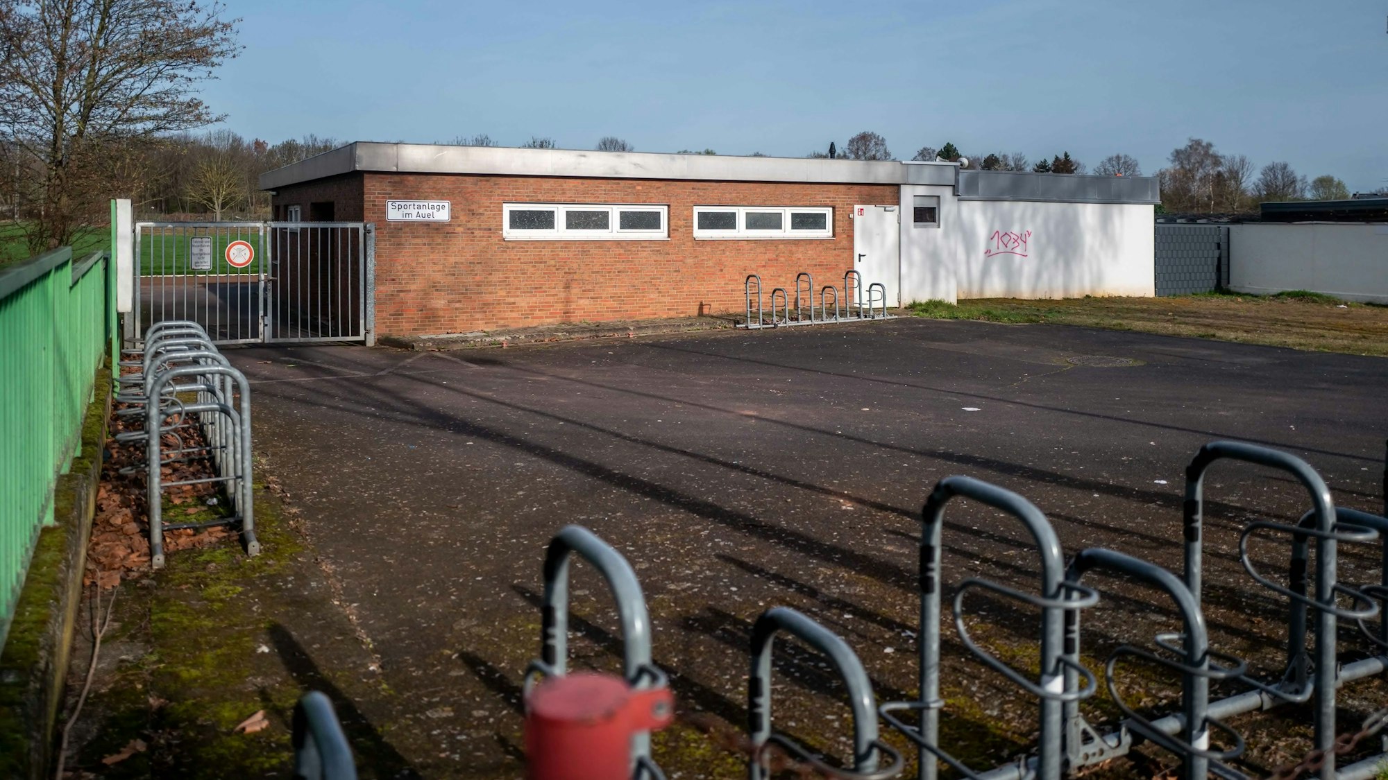 Das alte Umkleidegebäude, davor Fahrradstellplätze.