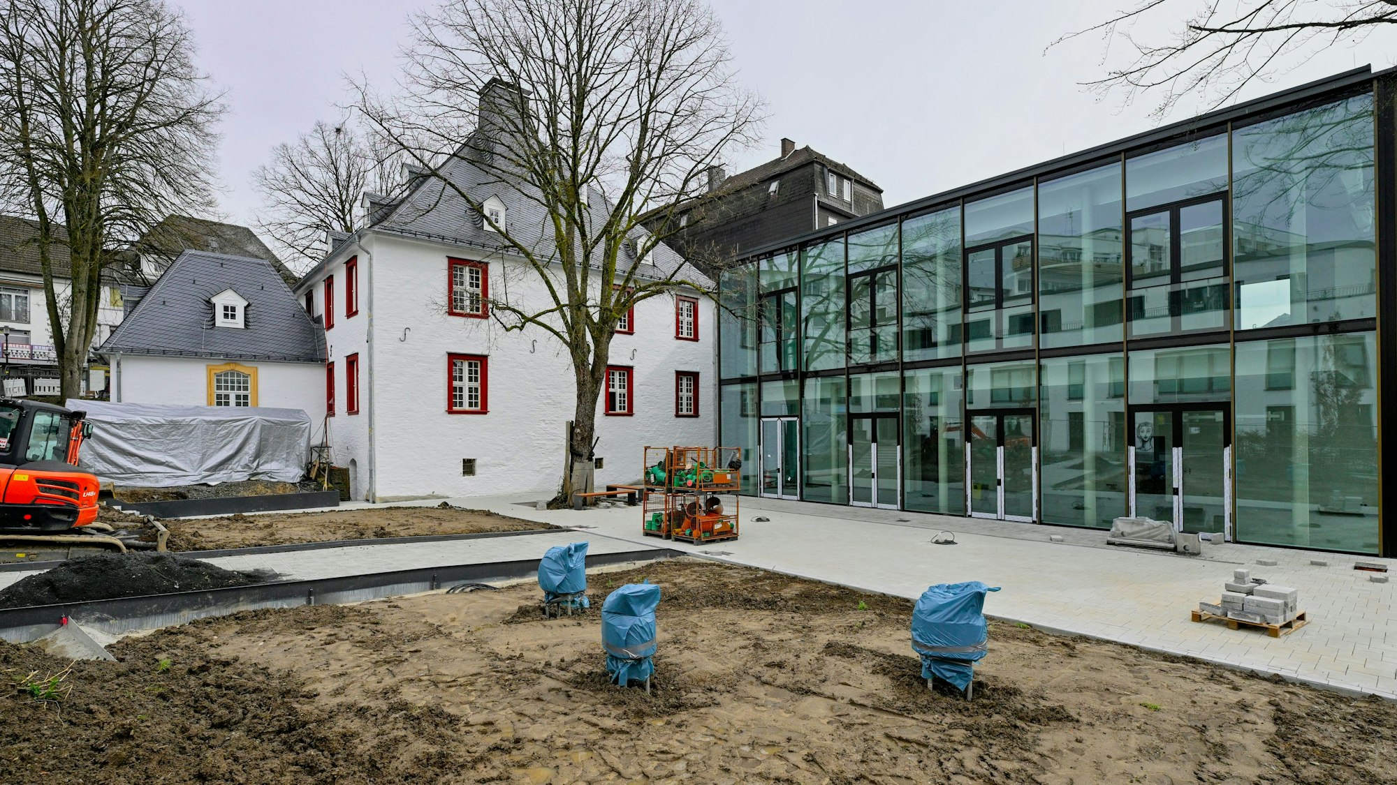 Die Rückansicht der Alten Vogtei mit dem gläsernen Anbau.