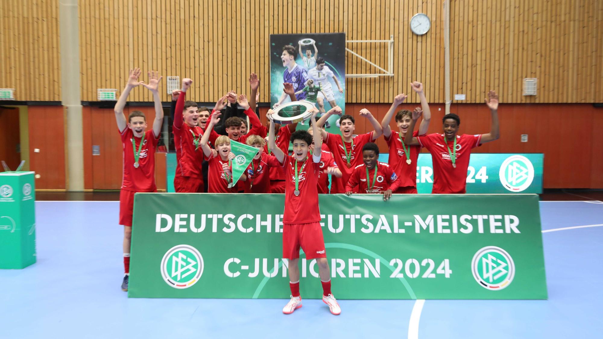 Viktoria Kölns U15 feiert die Deutsche Futsal-Meisterschaft.