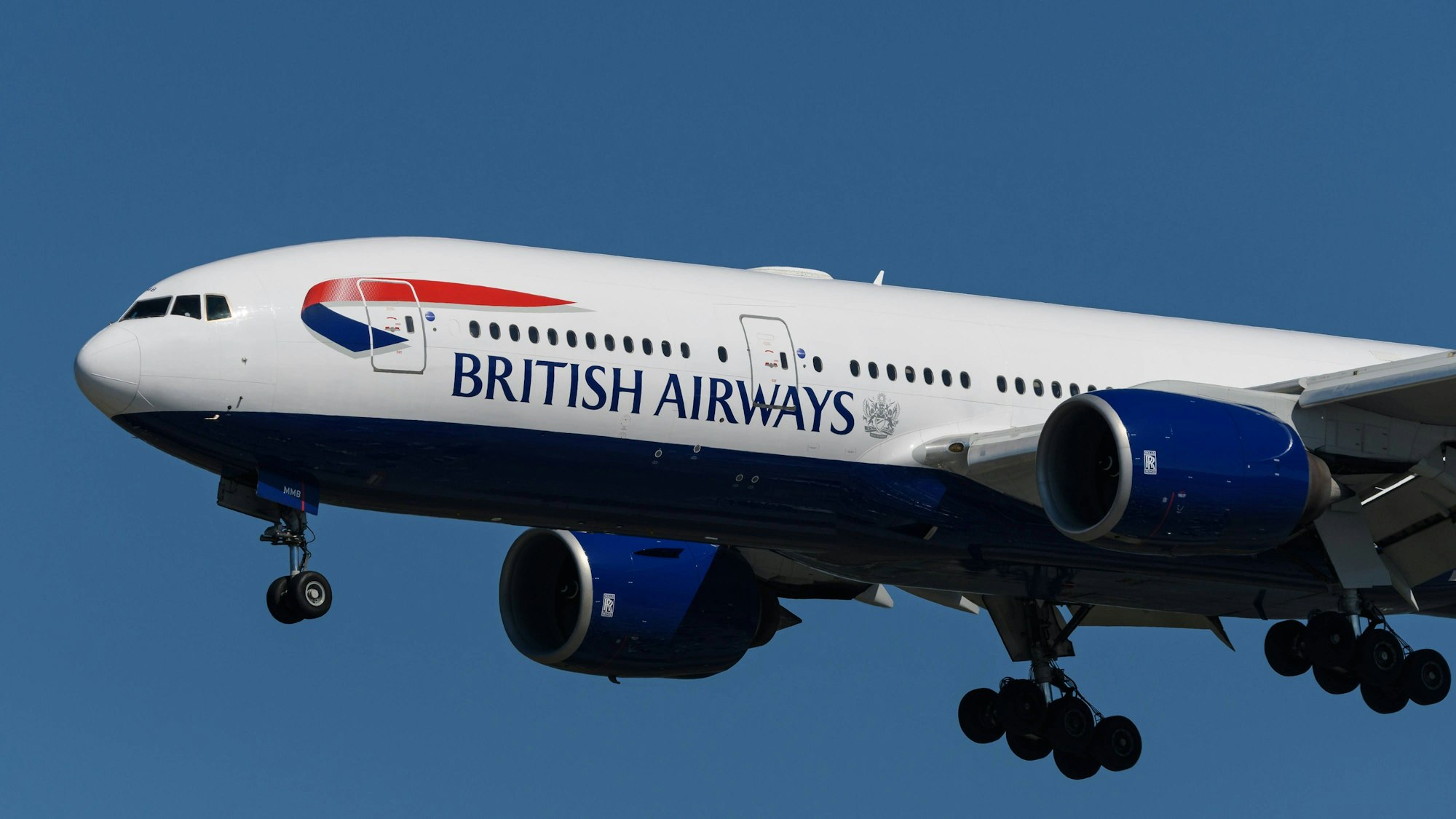 Eine Boeing 777 der britischen Fluggesellschaft British Airways kurz nach dem Start. Das Flugzeug ist markant in weiß, rot und blau lackiert. (Symbolbild)