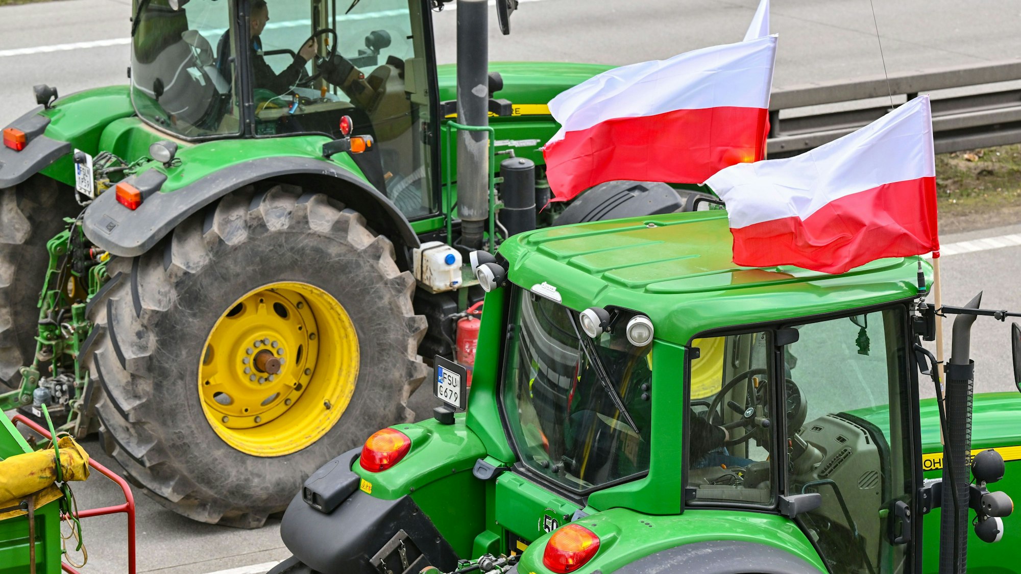 Landwirte aus Polen sind auf der Autostrada A2 (Europastraße 30) mit ihren Fahrzeugen in Richtung deutsch-polnische Grenze unterwegs. Bauernproteste haben zu erheblichen Verkehrsbehinderungen im Grenzgebiet um Frankfurt (Oder) geführt. Die seit Wochen anhaltenden Proteste polnischer Bauern richten sich gegen die EU-Agrarpolitik, aber auch gegen die Einfuhr günstiger Agrarprodukte aus der Ukraine.