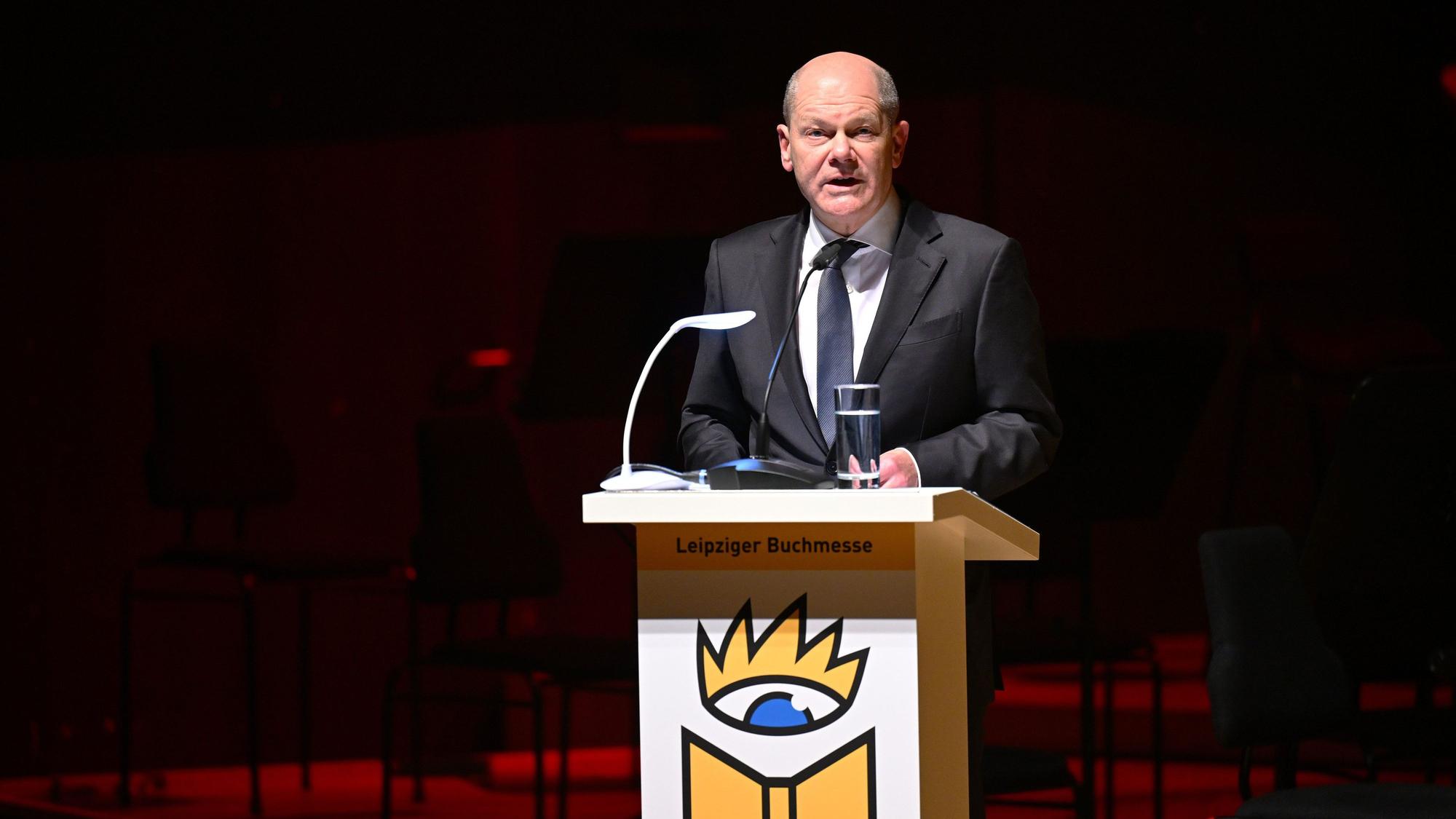 Bundeskanzler Olaf Scholz (SPD) redet bei der offiziellen Veranstaltung zur Eröffnung der Leipziger Buchmesse im Gewandhaus.