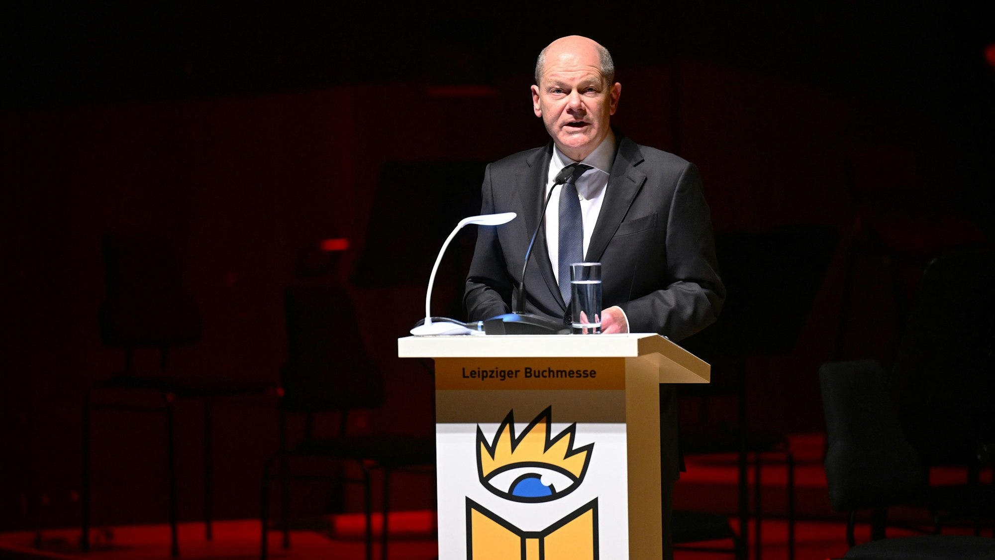 Bundeskanzler Olaf Scholz (SPD) redet bei der offiziellen Veranstaltung zur Eröffnung der Leipziger Buchmesse im Gewandhaus.
