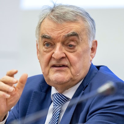 Herbert Reul spricht.